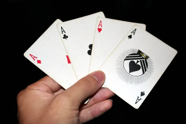 Fyra ess på ett spelbord