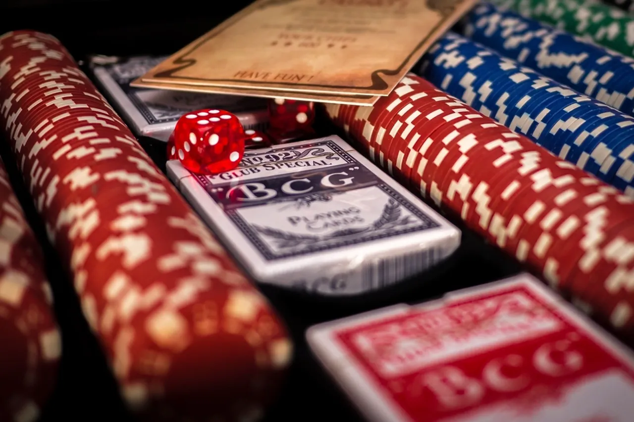 Kortlekar, tärning och rader av spelmarker