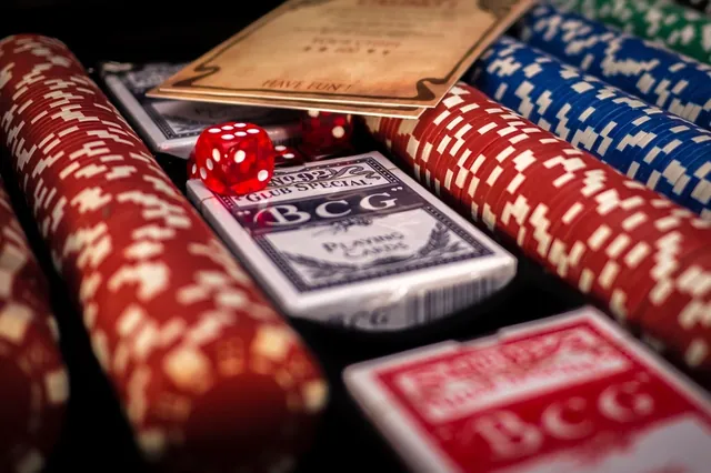Kortlekar, tärning och rader av spelmarker