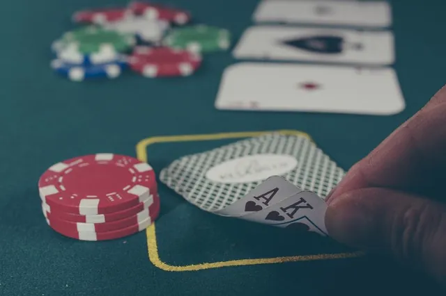 Kort som delas ut på ett blackjackbord