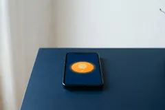 Smartphone med en stor bekräftelseknapp