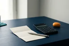 Miniräknare, papperslapp och penna
