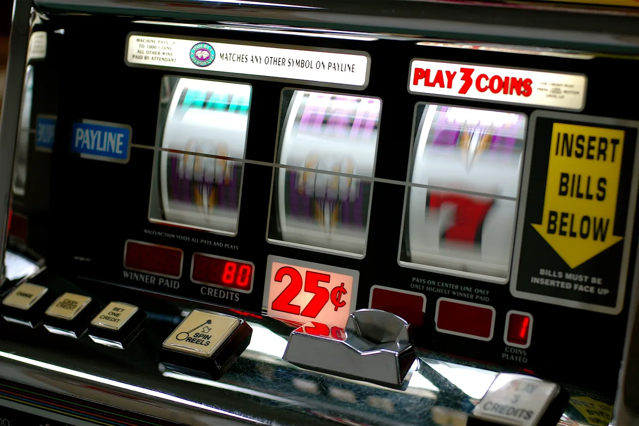 Tre hjul på en klassisk spelautomat med sjuor