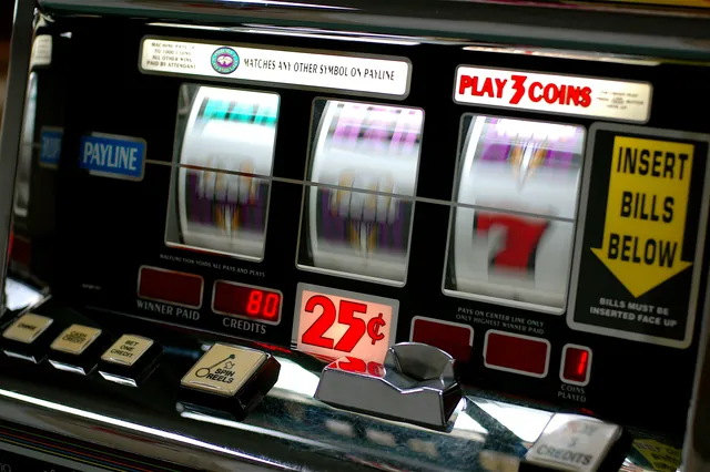 Tre hjul på en klassisk spelautomat med sjuor