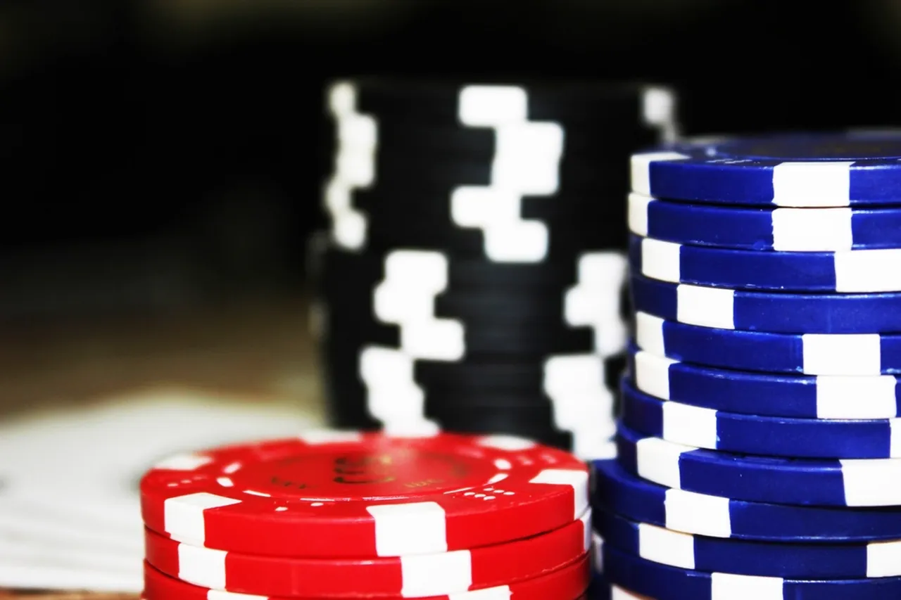 Staplar av röda, svarta och blå spelmarker